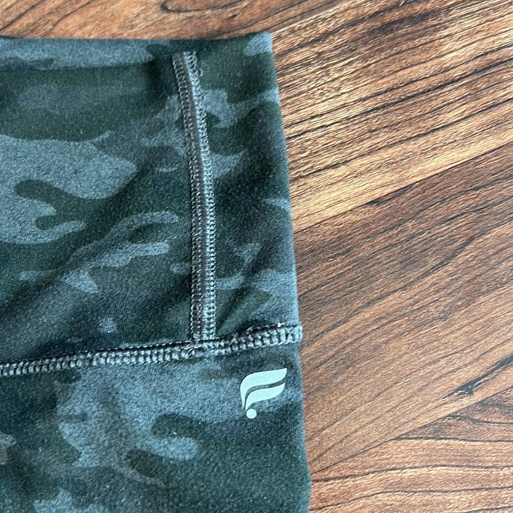 Fabletics camo capris SZ Small - Picture 2 of 6
